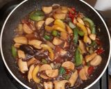 Foto langkah ke 6 dari resep Tumis king oyster mushroom dengan paprika.