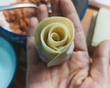 Hình bước làm 4 của món Hoành thánh hoa hồng