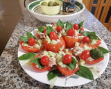 Foto del passaggio 4 della ricetta Pomodori ripieni di tonno, mozzarella e dadolata di cetrioli al profumo di basilico