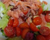 Foto del paso 4 de la receta: Ensalada tibia con salmón ahumado, dátiles, cherry y mezclum
