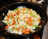 Foto del paso 3 de la receta: Papas salteadas con romero y pimientos