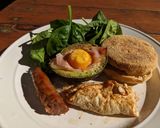 รูปขั้นตอนการทำที่ 5 ของ อะโวคาโดอบกับไข่และเบคอน breakfast/brunch
