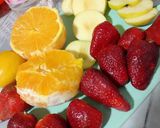 صورة لخطوة 1 من وصفة سلطة الفواكه برتقال🍊_ تفاح🍏 _فراولة 🍓