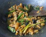 Foto langkah ke 4 dari resep Tumis kerang bumbu kuning cabe ijo.
