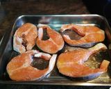 Foto del paso 4 de la receta: Salmón con costra al horno con guarnición de habas baby