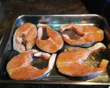 Foto del paso 4 de la receta: Salmón con costra al horno con guarnición de habas baby