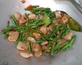 Foto langkah ke 3 dari resep Tumis kacang panjang bakso.