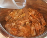 Foto del paso 2 de la receta: Merluza guisada en salsa de langostinos