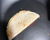 Foto del paso 4 de la receta: Quesadilla de jamón y queso con 3 ingredientes