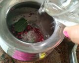 A picture of step 2 of Pomogranate juice.