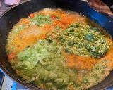 Foto del passaggio 1 della ricetta Spaghetti di soia piccanti ai fiori di aglione... quando la Toscana incontra l’Oriente