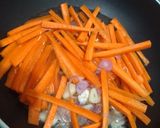 Foto langkah ke 4 dari resep Tumis wortel kecambah.