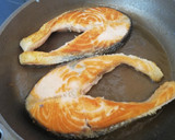 Foto del paso 1 de la receta: Salmón con pipas 🌻 y arándanos
