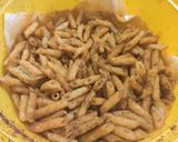 Foto del paso 6 de la receta: Snack de macarrones fritos aliñados (crackers)