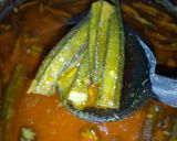 A picture of step 4 of Beef Ladyfinger curry.