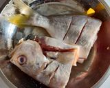 Foto langkah ke 1 dari resep Ikan Kuwe Masak Kecap.