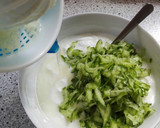 Foto del paso 3 de la receta: Gyros de pollo con repollo encurtido exprés servido en mesa