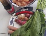 Foto langkah ke 1 dari resep Tumis sawi ayam sosis.