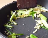 好下飯快炒菜~蒜苗炒五花肉!(食譜影片)的食譜步驟3照片