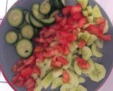 Une image de l'étape 1 de Wraps courgette tomate concombre viande.