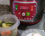 Foto del paso 1 de la receta: Pechuga de Pollo Escalfada, crema de Verduras y Caldo (3 platos en 1)