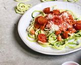 Foto del paso 4 de la receta Espaguetis de calabacín con salsa de tomate casera