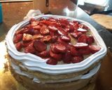 Foto del paso 5 de la receta: Torta rellena de pastelera y compota de piña con fresas picadas