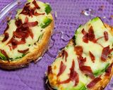 Foto del paso 4 de la receta: Tostas de aguacate con queso gratinado y jamón