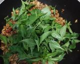 Foto langkah ke 4 dari resep Pad Kra Pao / ผัดกระเพราไก่.