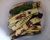 A picture of step 4 of Insalata di zucchine alla griglia grilled courgette salad.