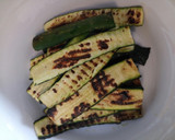 A picture of step 4 of Insalata di zucchine alla griglia grilled courgette salad.