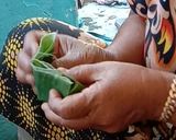 Foto langkah ke 2 dari resep Bobotok / ciu / pais pisang dan cara melipat daun.