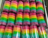 Foto langkah ke 7 dari resep Mini rainbow gulung step by step.