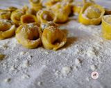 Foto del passaggio 19 della ricetta Tortellini (Fatti in casa)