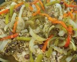 Foto del paso 5 de la receta: Pollo adobado en hierbas 🍲