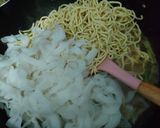 Foto langkah ke 3 dari resep Kwetiaw + mie kuning goreng.