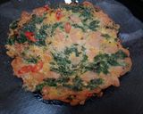 Foto langkah ke 3 dari resep Omelet Bayam Sosis.