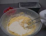Foto del paso 3 de la receta: Bizcocho de fresas