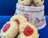 Foto langkah ke 5 dari resep Strawberry Thumbprint Cookies.