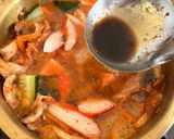 Foto langkah ke 4 dari resep Salmon Kimchi Jjigae.