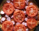 Фото кроку 4 до Вкуснота за 10 минут на завтрак. Пицца на батоне на сковороде!.