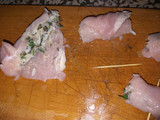 Pechuga de pollo enrollada rellena de arroz y espinacas