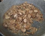 Foto del paso 6 de la receta: Solomillo de cerdo con setas en salsa de foie