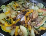 Foto del paso 2 de la receta: Salteado de vegetales y manzana🍎🧅🥯
