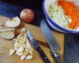 Foto del paso 2 de la receta: Ensalada de repollo con zanahorias y manzana con mayonesa de niguella