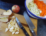 Foto del paso 2 de la receta: Ensalada de repollo con zanahorias y manzana con mayonesa de niguella