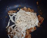 รูปขั้นตอนการทำที่ 3 ของ เฟตตูชินี่ผัดขี้เมา,เอ็นข้อไก่นุ่ม