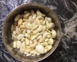 A picture of step 1 of Peeling garlic.