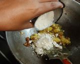 A picture of step 1 of Stuffed lauki pakauda.