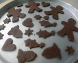 Foto del paso 2 de la receta: Galletitas navideñas de jengibre y chocolate